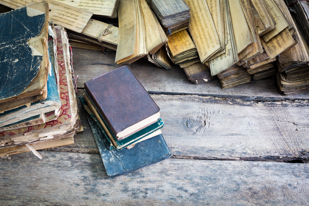 Стопка детских книг — подарить книги библиотеке как доброе дело